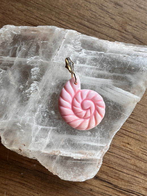 14k Diamond & Queen Conch Hand Carved Shell Charm